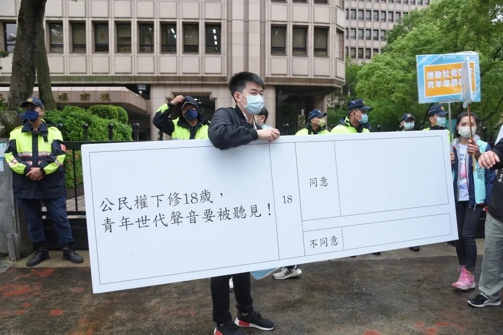 投書：支持十八歲公民權　拉開和中國的距離