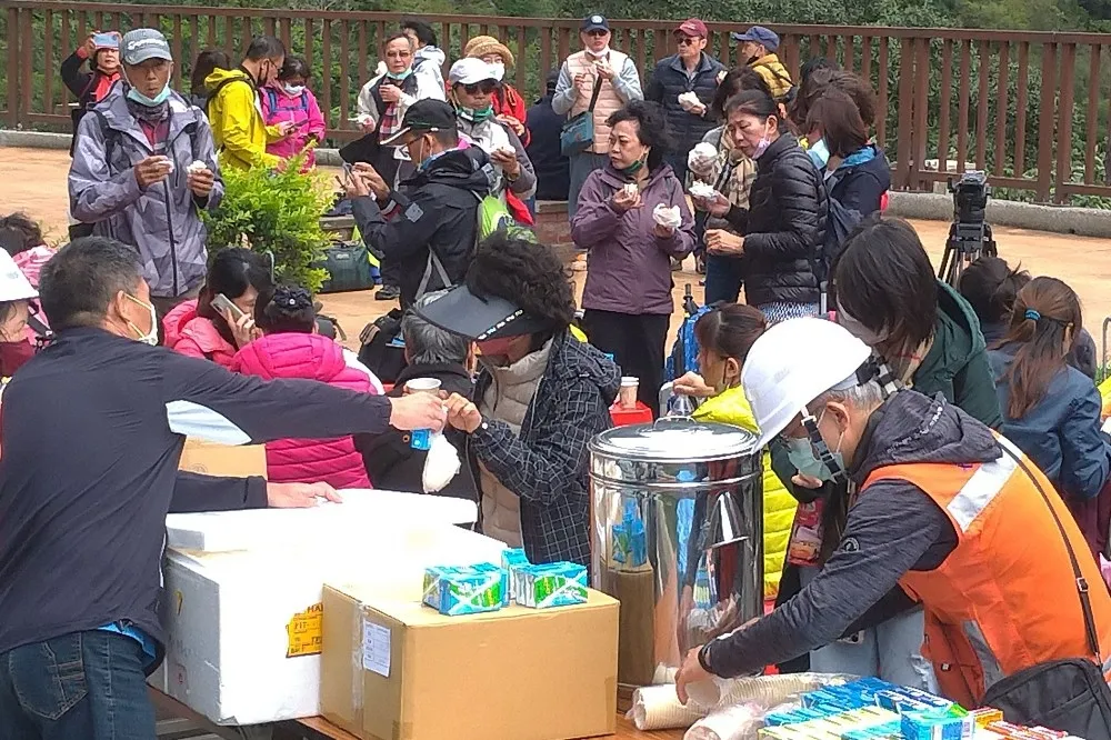 【不斷更新】可以回家啦！明池山莊303人受困　警消冒險接駁第首批112名遊客下山
