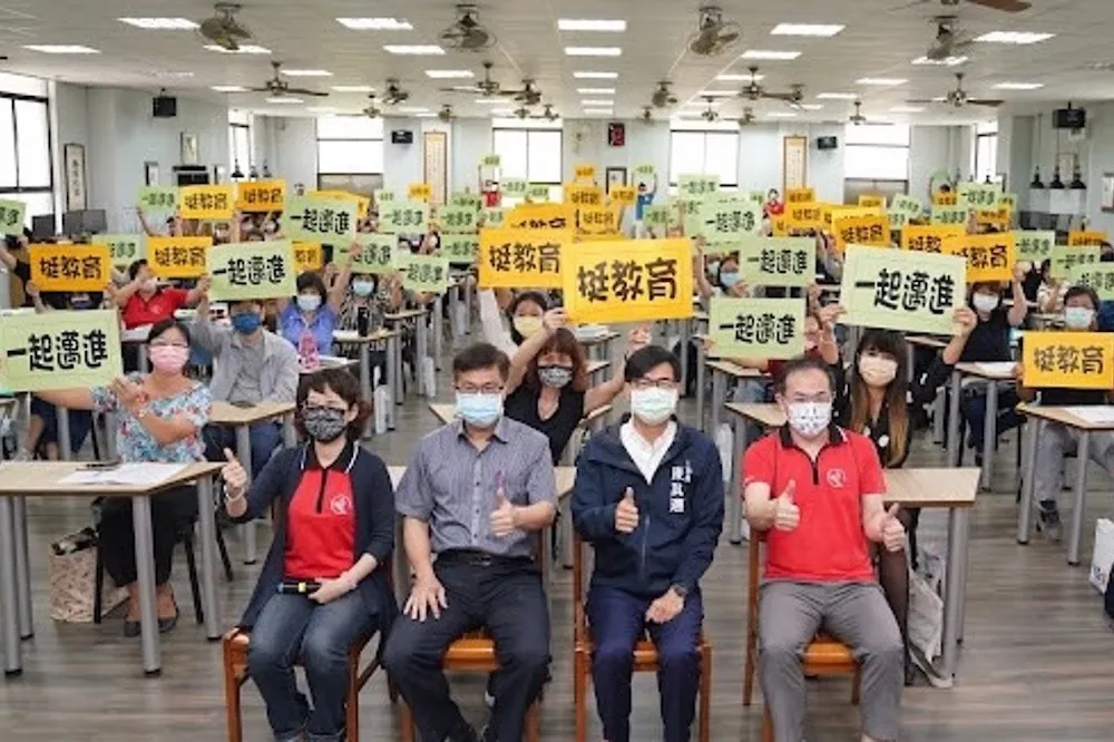 陳其邁承諾導護不強迫　教師工會高呼邁進挺教育