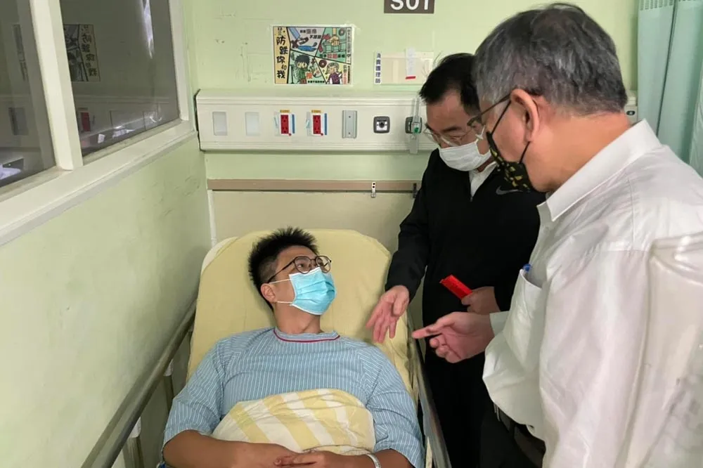 這次動作很快！柯文哲直播到一半得知萬華槍擊案　緊急「中離」探視中槍警員