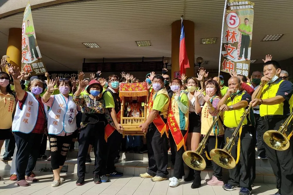 林文仲揹媽祖像步行抽號次　效法媽祖精神服務「5告讚」