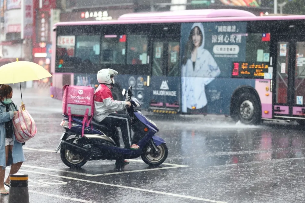 熱帶性低氣壓+東北季風　北台恐大雨又來了
