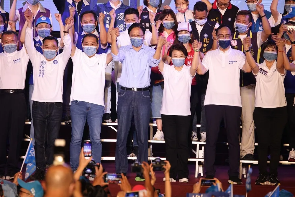 藍營最強母雞侯友宜、盧秀燕聯手挺張善政　同台喊「桃園贏、台灣就贏！」