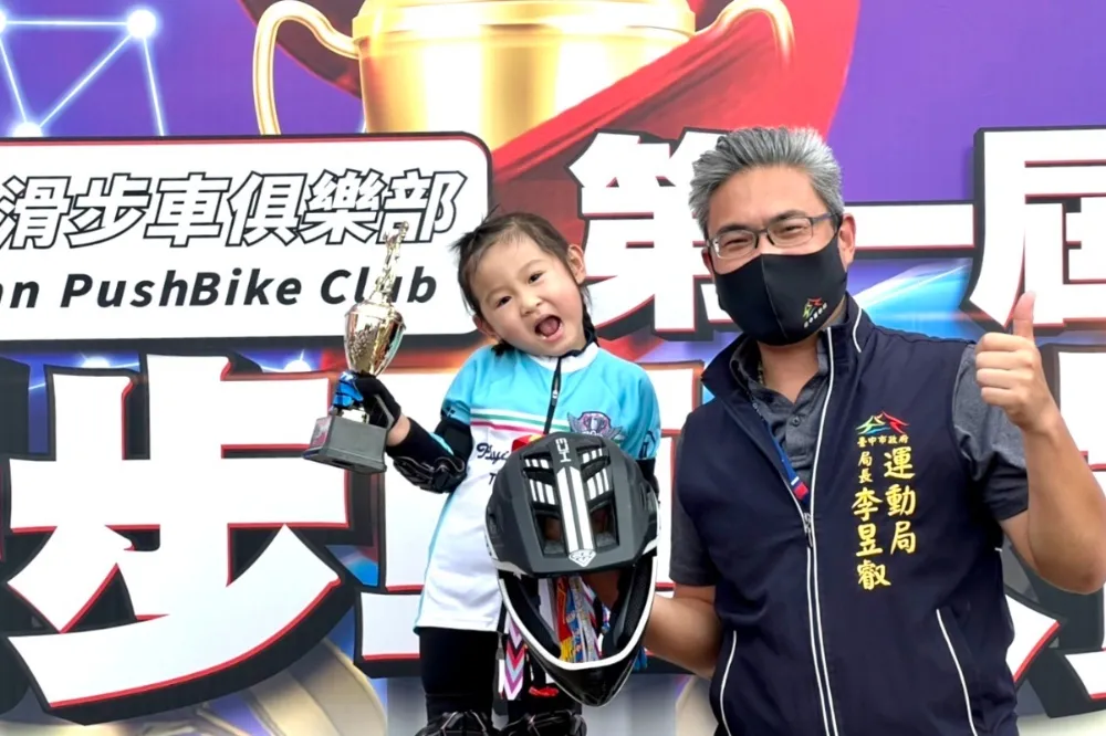2歲萌騎士帥氣過彎　首屆台中盃滑步車大賽熱鬧登場