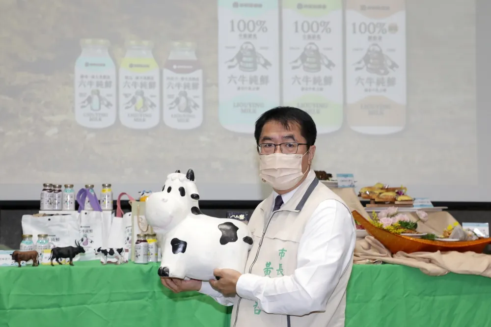 黃偉哲邀請大家周末來柳營 喝牛奶 吃牛肉