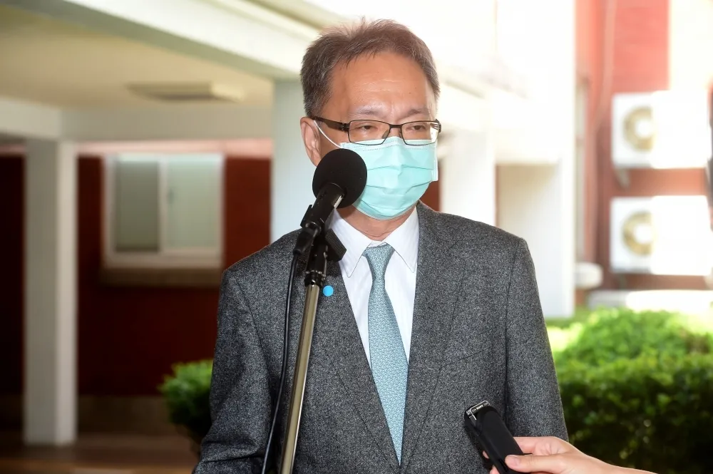 高端2期試驗遭爆委託中資公司　衛福部長：不排除重啟藥品臨床試驗