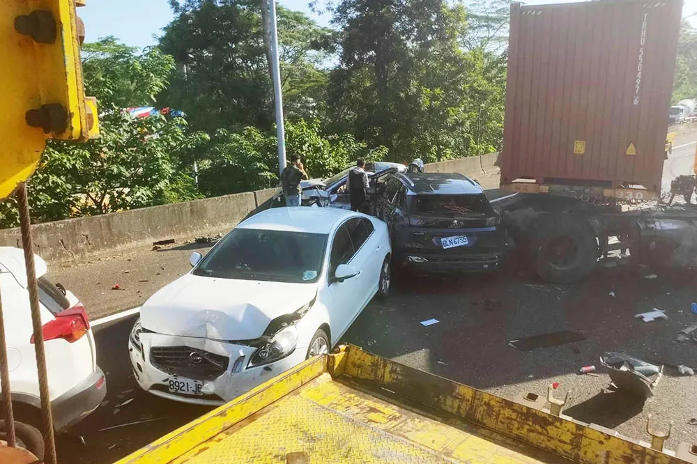 【不斷更新】國道3號南向連環車禍釀3傷　1大車、8小車撞成一團全線塞爆