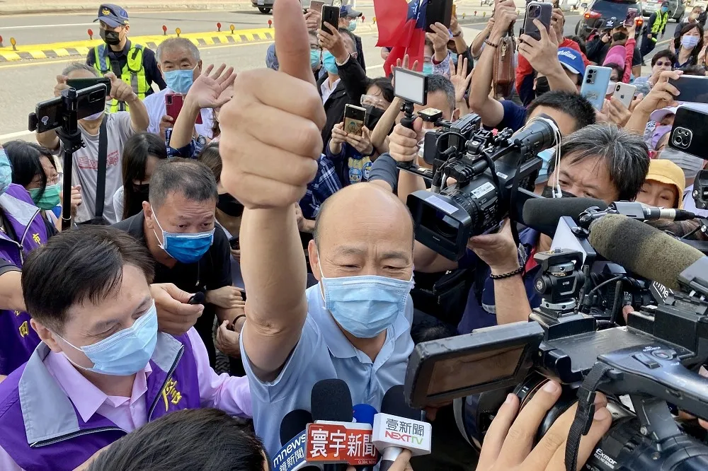 【有片】首到桃園輔選人潮爆棚　韓國瑜心疼張善政「西裝都快撐不起來了」