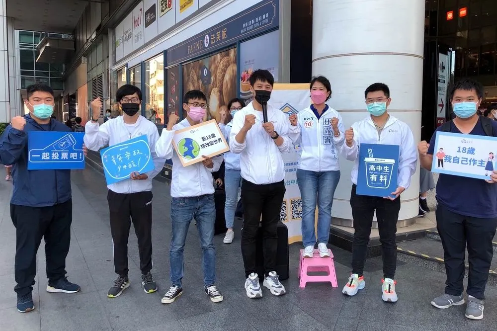 力挺「18歲公民權」  林霈涵街頭開講：和青年一起拚未來