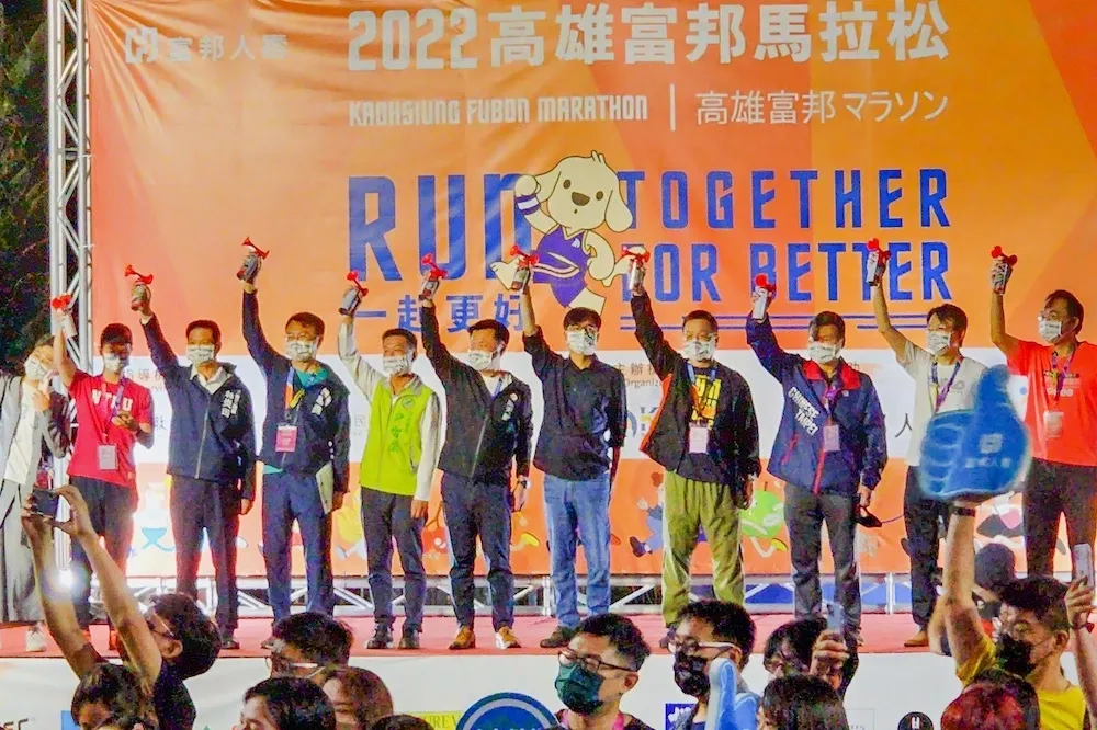 高雄富邦馬拉松國內外好手開跑　山海河港美景全新感受一次跑透