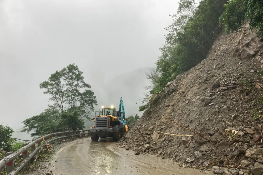 暴雨襲擊！蘇花路廊台9線路段坍方　今採單線雙向通車  