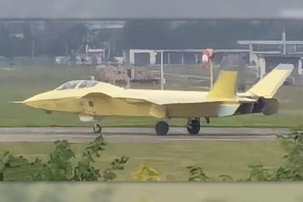 【有片】南華早報：新曝光雙座型J-20　電戰機可能性最大