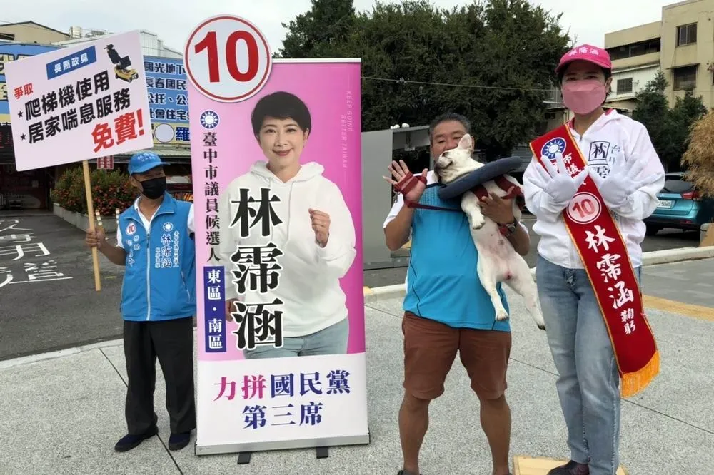 東南區市議員候選人10號林霈涵於各大路口全面開「站」