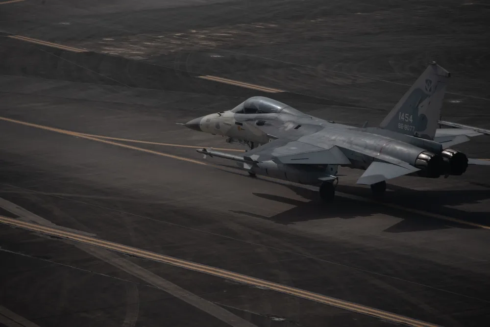 空軍IDF戰機起落架異常　晚間緊急降落清泉崗