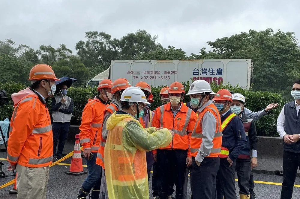 汐止交流道邊坡崩塌！明早六點先搶通五堵汐止端主線　全線開通再等10天