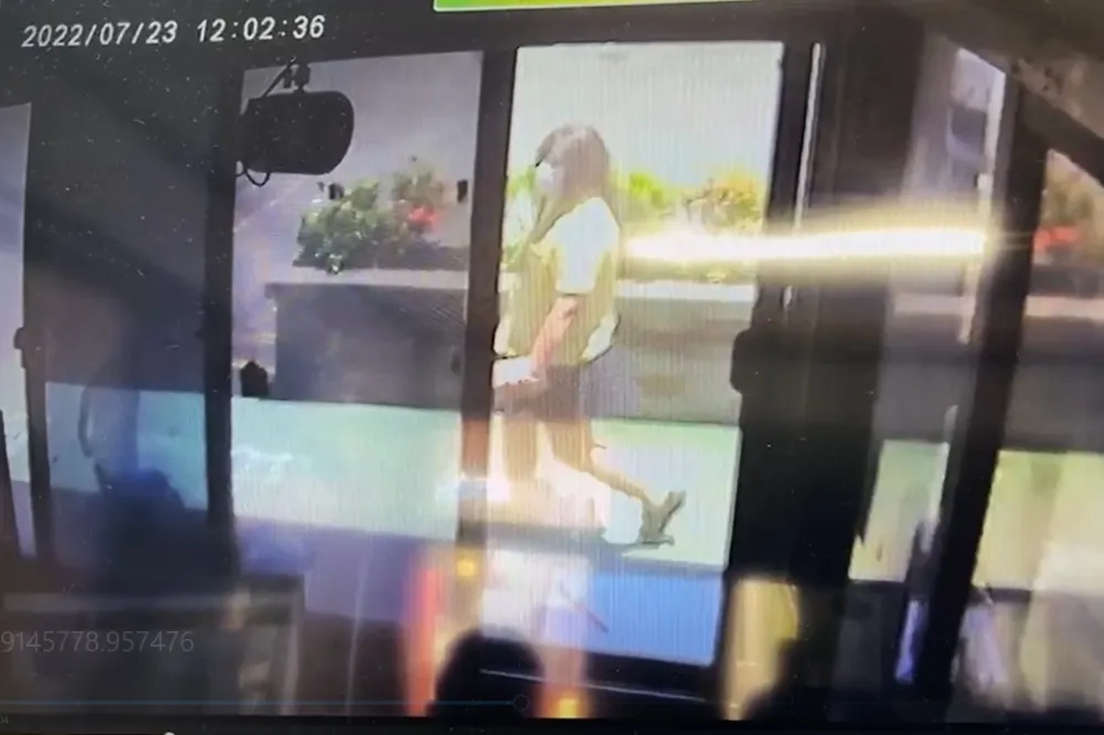 怪大叔變裝潛入景美女中　身穿黃襯衫、黑百褶、戴長假髮身影曝光