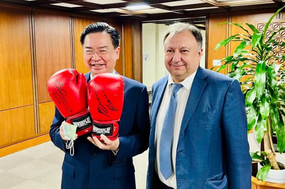 基輔市長贈親筆簽名拳擊手套　吳釗燮：象徵台烏團結共抗威權