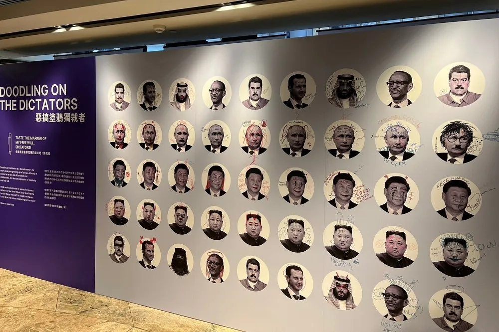 【奧斯陸論壇x台灣2022】主辦方設塗鴉牆「歡迎乳滑」　習近平被四通橋標語包圍