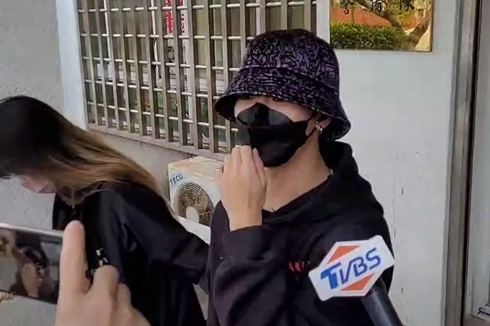 《原子少年》小孩涉性侵未成年網美　低調現身警局：交給律師處理