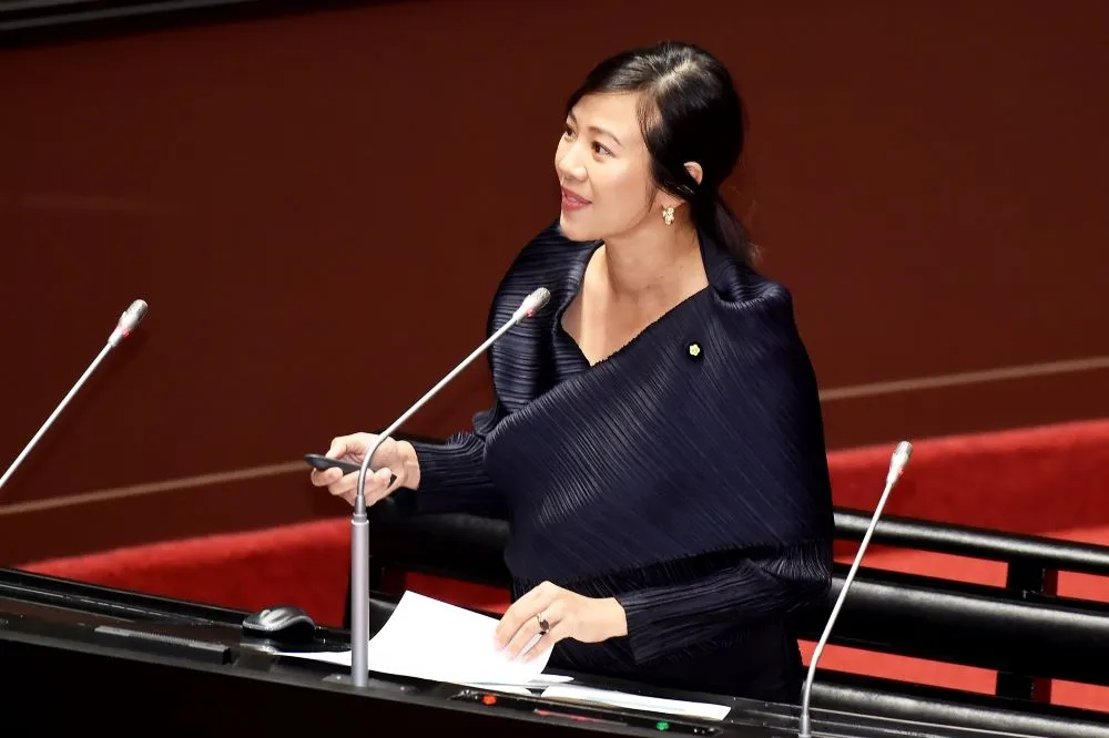 初體驗太緊張？吳欣盈首度質詢小狀況頻傳　用優雅笑容化解
