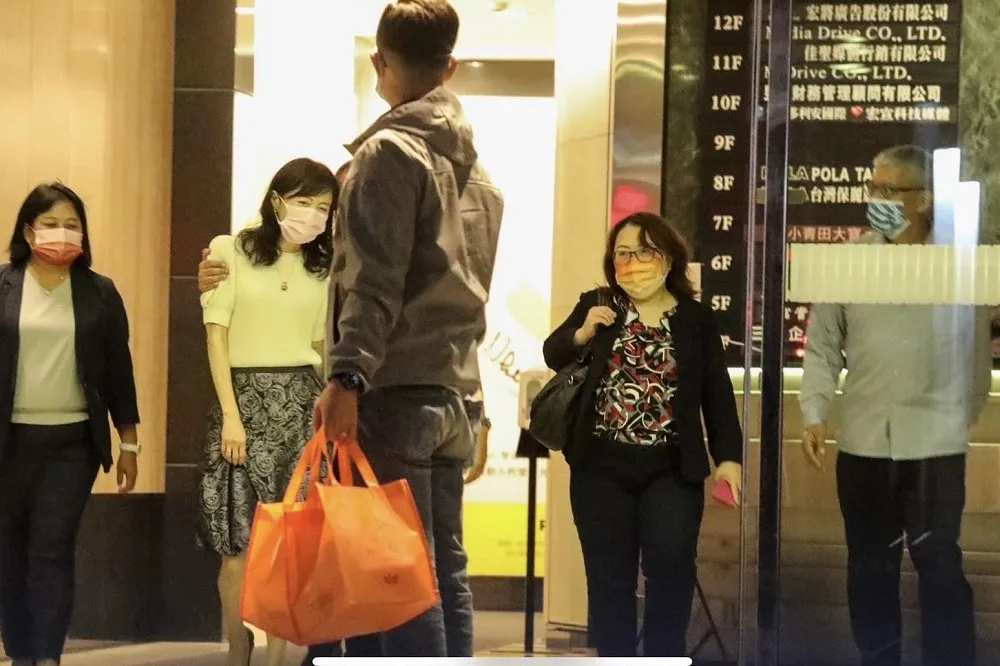 徐巧芯秀出陳時中餐會與已婚女十指緊扣還摟抱　陳競辦批：亂抹黑出奧步
