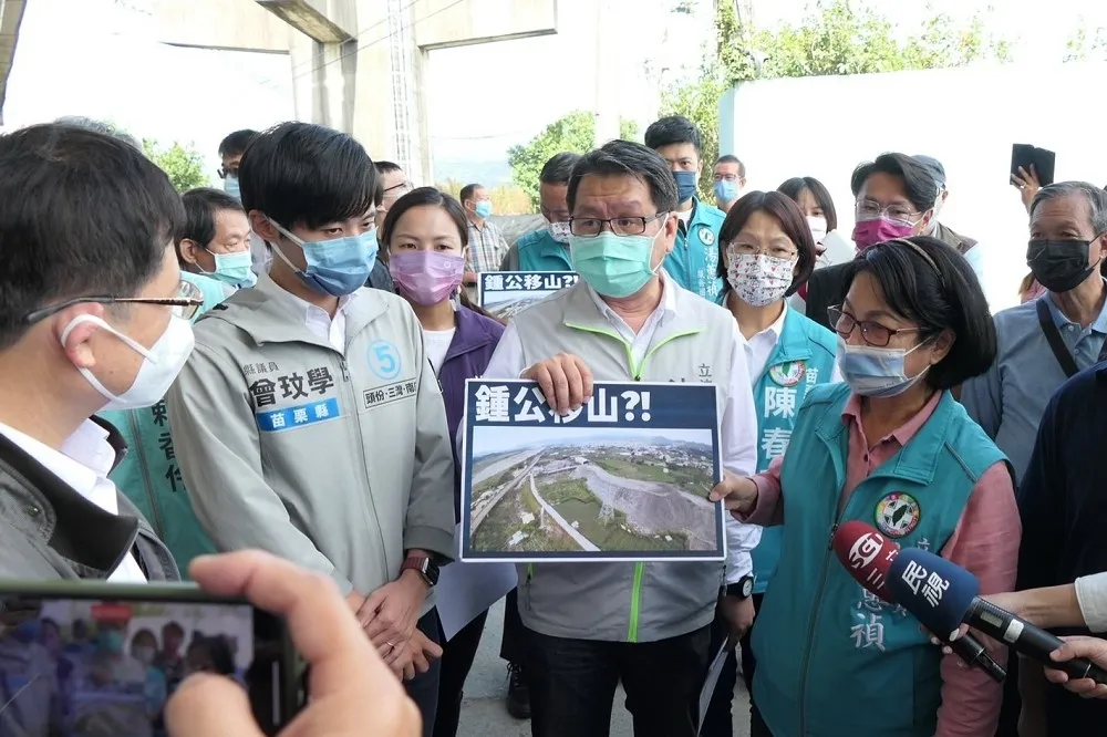 會勘「砂皇」鍾東錦卓蘭砂石場　綠委驚：農地像長出一座砂石山