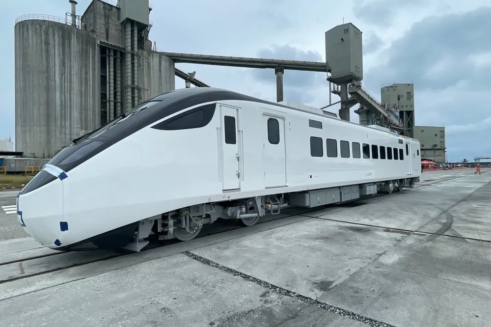 EMU3000 特仕車抵台！車廂新增典雅「吧台」　預計明年春節奔馳花東線