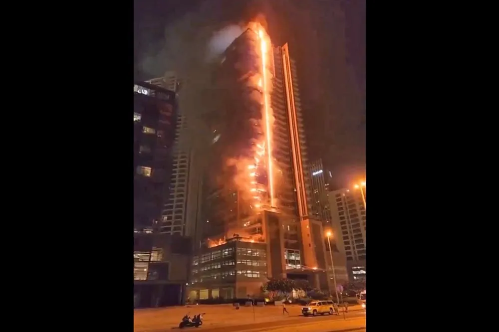 杜拜哈里發塔旁35層高樓陷火海　火勢竄燒成火龍柱