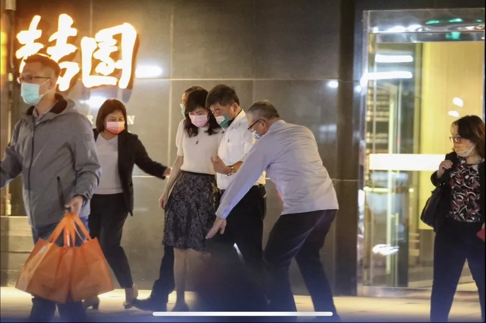 【摟人妻風波】陳時中47秒影片曝光　陳競辦：影片看不出哪裡有鹹豬手