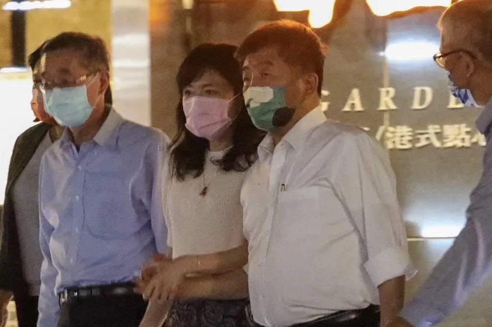 【摟人妻風波】人妻醫師為「牽手摟肩」風波道歉　陳時中無奈：愧疚大可不必