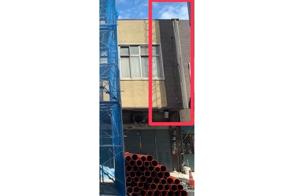 棒球場外野民宅牆面粉刷層剝落　已排定工序處理　竹市府籲勿以訛傳訛