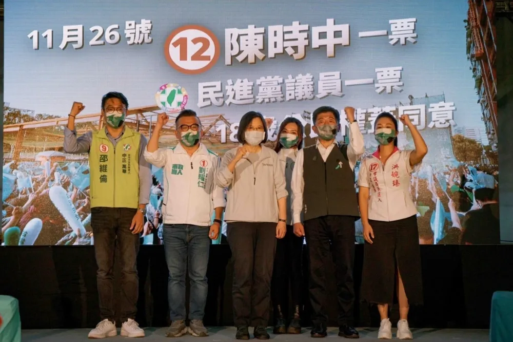 【選戰觀察】陳時中打斷手骨顛倒勇　信義萬華廟口開講成「反抹黑」洗白之夜