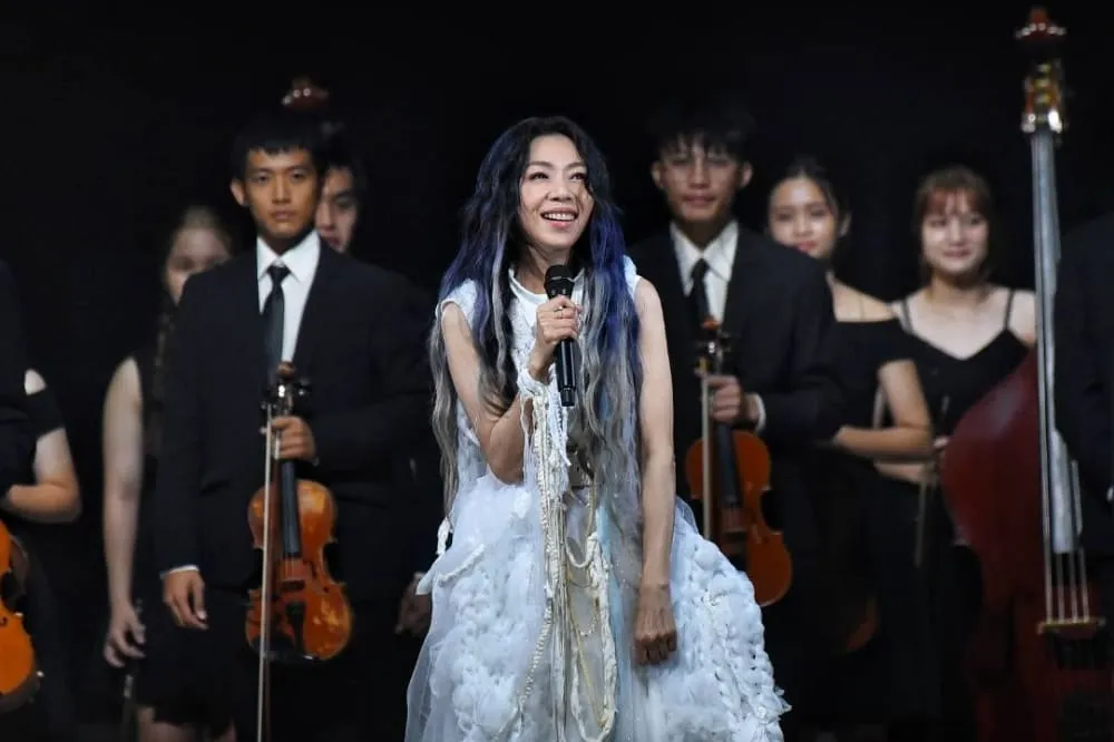 【苦等883天攻蛋】萬芳自嘲延期最久演唱會「太難熬了」　突邀巴奈上台對唱掀高潮