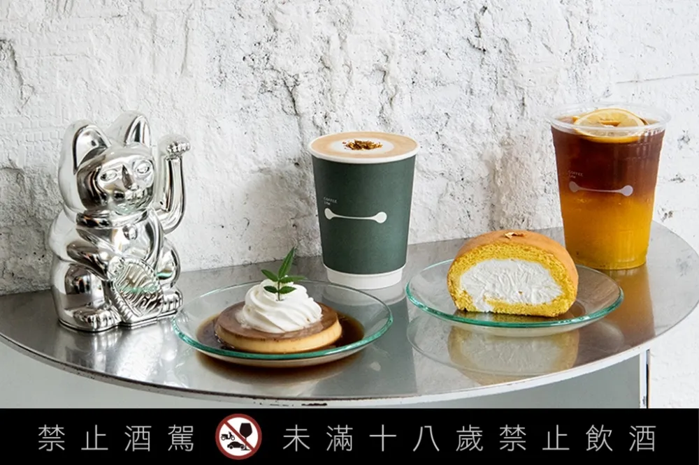 東區最時髦打卡點！COFFEE LAW ╳ ARTIFACTS 期間限定店推出「獺祭清酒」飲品、甜點微醺上市