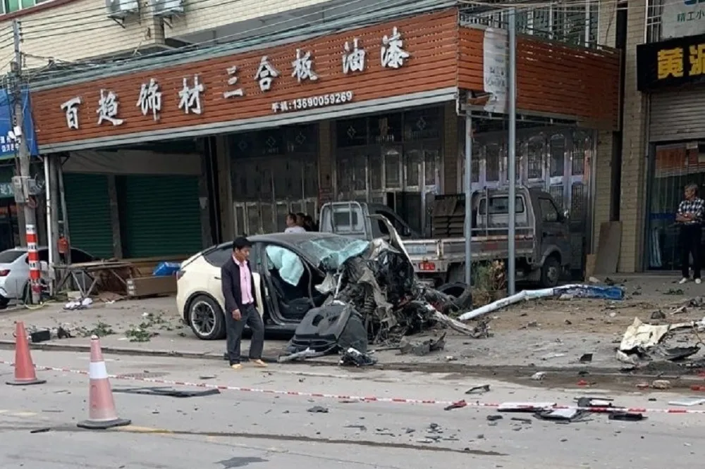 【驚悚片】特斯拉失控狂飆198公里釀2死3傷　中國網友質疑系統可信度