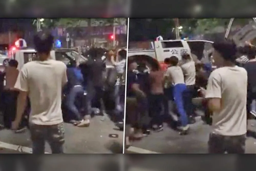 【有片】實在受不了封控！　廣州爆發大規模抗議民眾掀翻警車