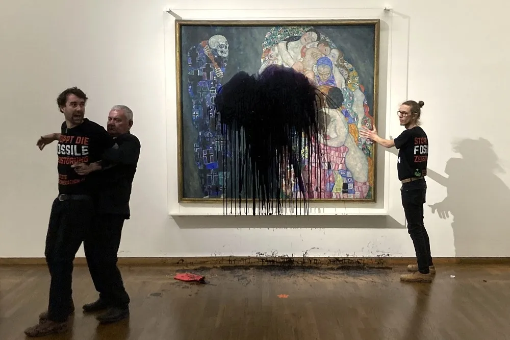 名畫又遇襲！　奧地利大師克林姆畫作《死與生》遭潑墨