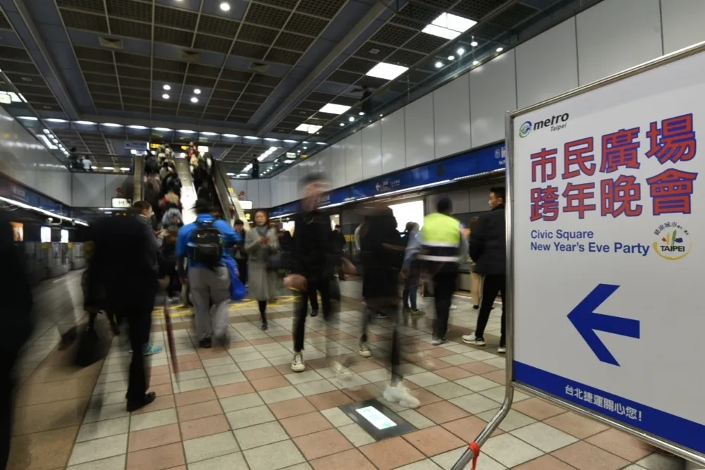 聖誕節、跨年大型活動將解除口罩令？　王必勝回應了