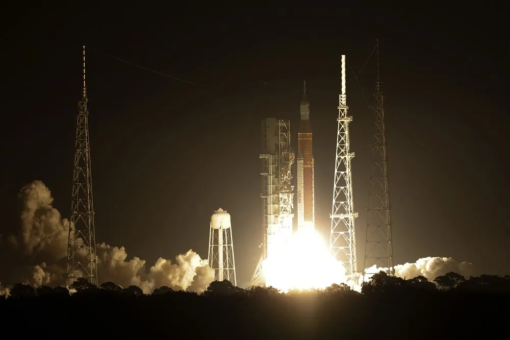 【有片】重返月球首部曲！　NASA「阿提米絲1號」火箭順利升空