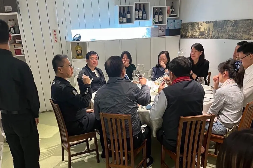 綠高層「喜相逢餐敘照」外流原因曝　徐巧芯揭：知道在場演藝圈大咖是誰　