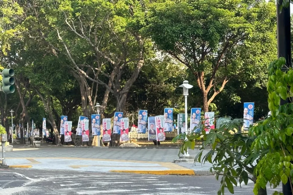 台南爆走伯沿路狂拆47面競選旗幟　怨「插那麼多幹嘛」網友一面倒支持