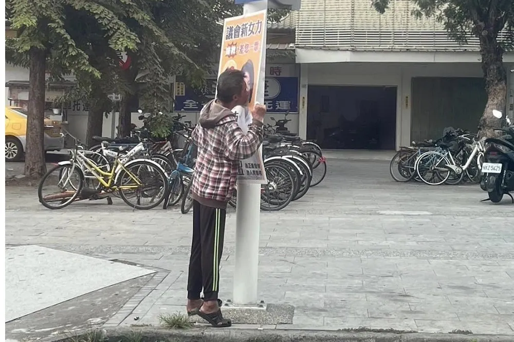 正妹候選人看板遭男子當街親吻　網友直呼：他想要女友想瘋了