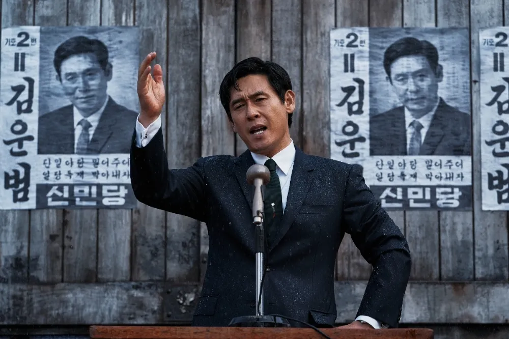 韓國影帝薛景求新片《王者製造》充滿台灣選舉即視感　他靠李善均獻策邁向總統之路