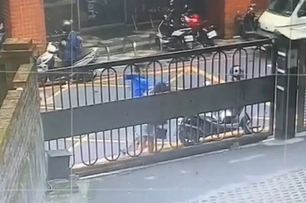 不要打女人啦！失控男街邊咆哮暴打妻兒　竟是「這個原因」