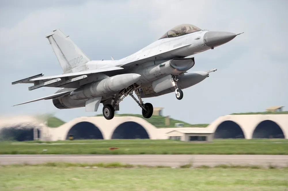 南韓空軍全副武裝KF-16C戰機墜毀　飛行員彈射逃生