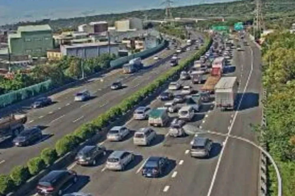 【快訊】國3大溪路段11車連環撞　南下回堵至少4公里