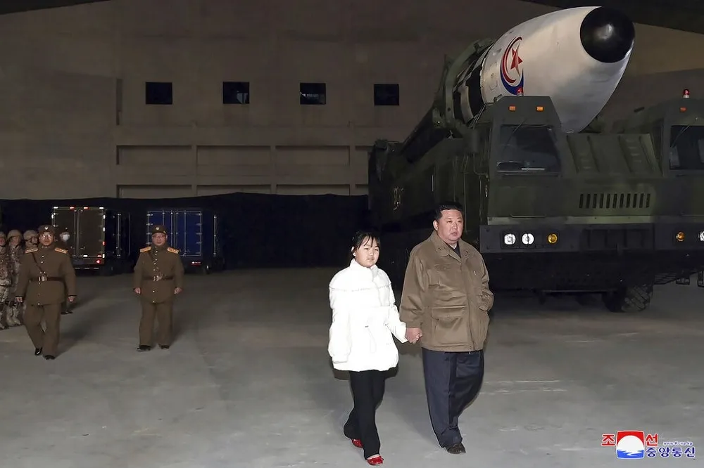 金正恩攜愛女視察飛彈發射　引發臆測是否指定她接班