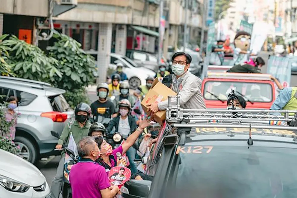 選戰倒數陸空衝票！陳其邁地毯式車隊掃街　「追車掃」線上同步直播