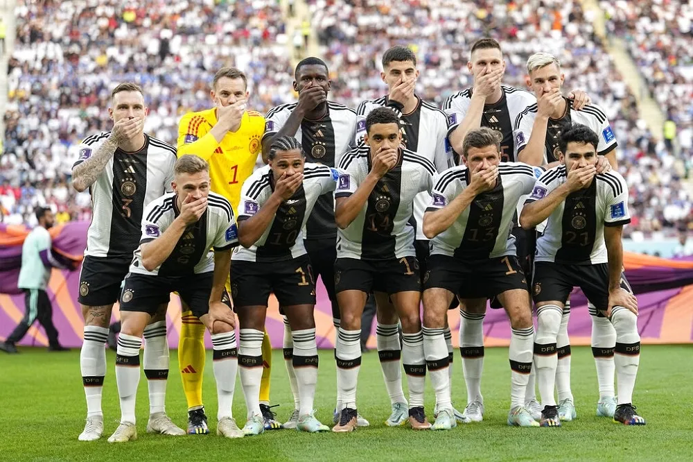 【世足】FIFA禁戴彩虹臂章　德國隊拍團體照這樣回應