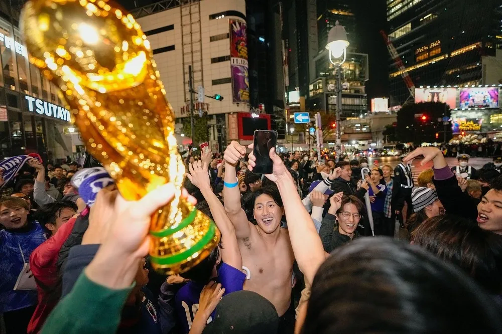 【世足】「藍武士」爆冷逆轉勝德國　日本人狂嗨仍不忘等紅燈、撿垃圾！